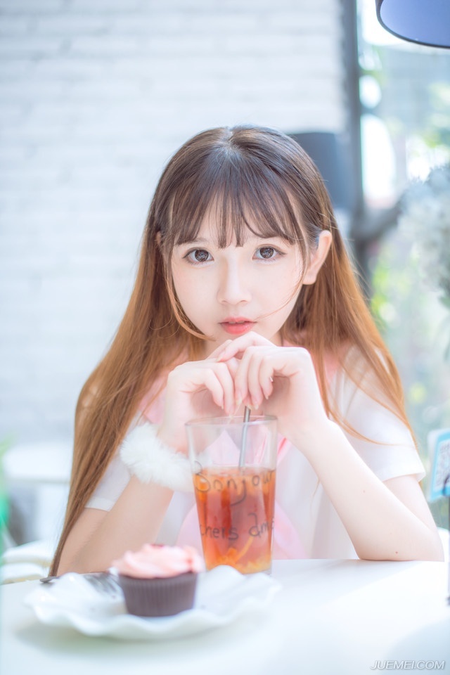 与此同时，远在襄阳的诸葛亮也收到了刘备撤兵回荆州的消息，心中彻底松了口气。