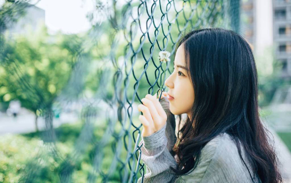 很多时候都是自己挖了个坑，然后义无反顾的跳进去。坑是自己挖的，跳也是自己跳的，最后爬不出来的也是自己。